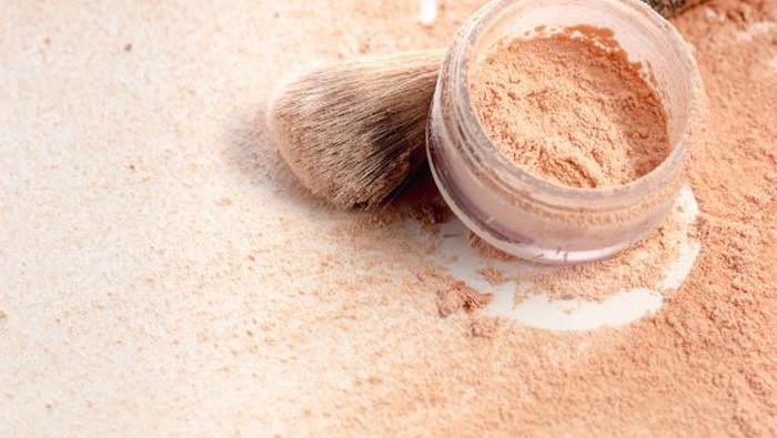 5 Bedak Tabur Lokal untuk Menahan Minyak Berlebih di Wajah 5 Bedak Tabur Lokal untuk Menahan Minyak Berlebih di Wajah