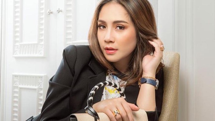 8 Potret Nagita Slavina Pakai Sandal Jepit, Harganya Ternyata ...