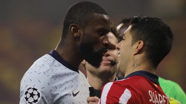 Penyerang Luis Suarez kembali berulah dengan mencubit kaki Antonio Rudiger di laga Atletico Madrid vs Chelsea di Liga Champions.