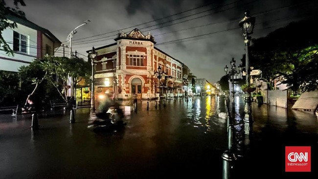 Kawasan Simpang Lima, Semarang sempat tergenang banjir dengan ketinggian 50 sentimeter (cm). Kendaraan bermotor tak bisa melintasi kawasan tersebut.