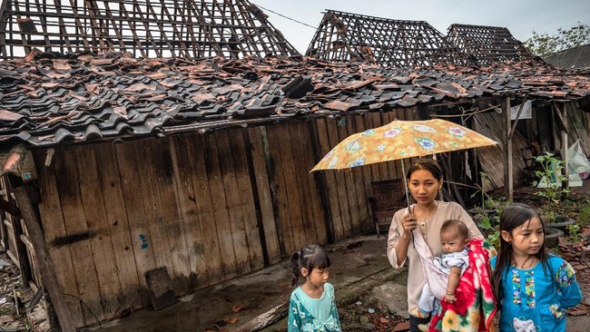 Puluhan rumah rusak akibat bencana puting beliung yang terjadi di sejumlah kecamatan di wilayah Karawang pada Sabtu (5/3).