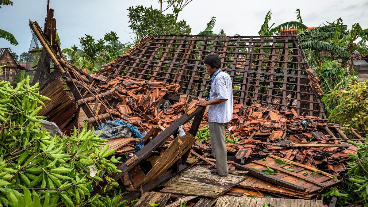 FOTO : Puting Beliung Rusak Ratusan Rumah di Demak