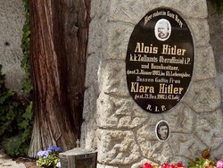 Buku Baru tentang Ayah Adolf Hitler Ungkap Latar Belakang Keluarganya