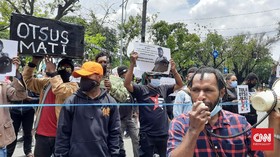 Pedemo Otsus Papua Tolak Rapid Test di Depan Kantor Tito