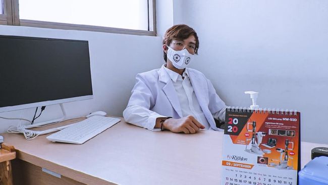Dokter Tirta Soroti Animo Masyarakat Vaksin Demi Sertifikat Dokter Tirta Mandira Hudhi menyoroti fenomena tingginya animo masyarakat untuk vaksin Covid-19 agar mendapat sertifikat.