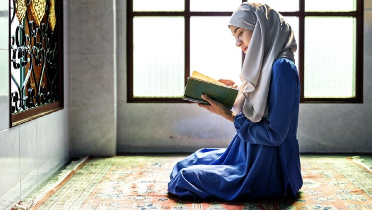 Ilustrasi Membaca Alquran Muslim woman reading from the quran