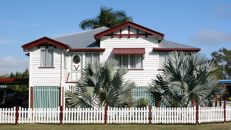 Well maintained aQueenslanderai style home with white picket fence. Click to see more...