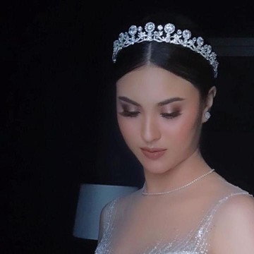 img-title Berbalut Gaun Putih Indah, Cantiknya Marcella Daryanani di Hari Pernikahan