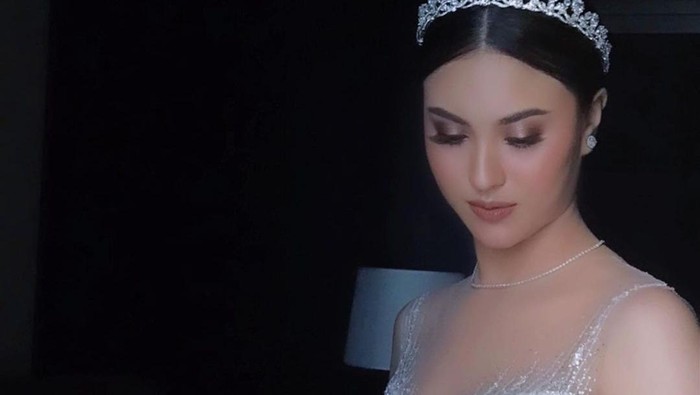 Berbalut Gaun Putih Indah, Cantiknya Marcella Daryanani di Hari Pernikahan