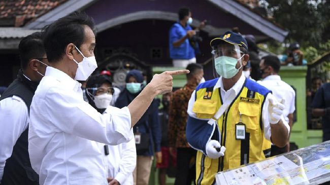 Jokowi Keliling Jawa Tengah Tinjau Vaksinasi Massal Jokowi dijadwalkan akan meninjau vaksinasi massal di sejumlah wilayah di Jawa Tengah, Jumat (11/6).