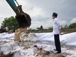 Jokowi Tinjau Tanggul Sungai Citarum yang Jebol
