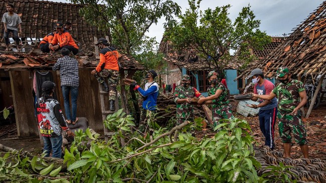 FOTO : Puting Beliung Rusak Ratusan Rumah di Demak