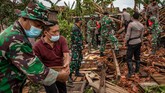 FOTO : Puting Beliung Rusak Ratusan Rumah di Demak Sebanyak 186 rumah dan sejumlah fasilitas umum mengalami kerusakan usai diterjang puting beliung di Kabupaten Demak, Jawa Tengah pada Selasa (23/2) sore.