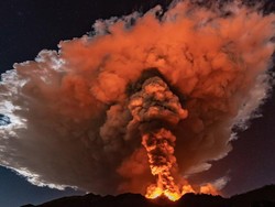 Dahsyatnya Letusan Gunung Etna yang Seakan Terangi Langit Malam