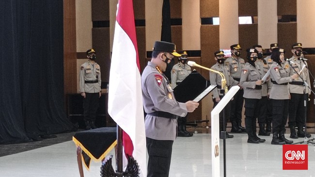 Kapolri Jenderal Listyo Sigit Prabowo menaikkan pangkat enam perwira tinggi Polri di Gedung Rupatama Mabes Polri, Jakarta pada Selasa (11/5) siang.