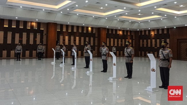 Kapolri melakukan rotasi terhadap 504 perwira Polri--pati dan pamen--dari Kapolda Aceh hingga Kapolres Yalimo, Papua, Senin (26/7).
