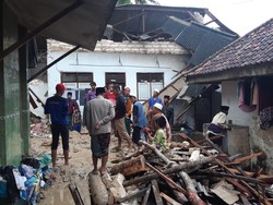 Selain Menimbun 5 Santriwati, Longsor Pamekasan Juga Melukai 2 Orang