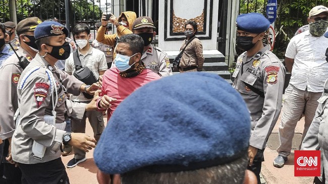 Peringatan HUT ke-75 Bhayangkara yang jatuh pada 1 Juli masih dibayangi tindakan kekerasan dari kepolisian.