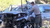 FOTO: Rusak Parah Mobil Tiger Woods karena Kecelakaan Pegolf Tiger Woods kecelakaan parah saat mengendarai mobilnya di Los Angeles Amerika Serikat dan saat ini menjalani operasi.