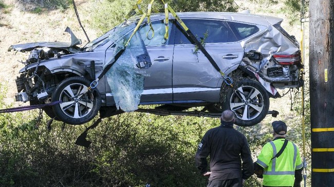 Netizen teringat dengan tragedi Kobe Bryant pada awal 2020 usai mengetahui Tiger Woods mengalami kecelakaan mobil.