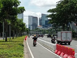Jalur Sepeda Permanen Mulai Dipasang di Jl Sudirman, Motor Masih Melintas