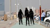 FOTO: Atasi Kriminal, Pakistan Bentuk Unit Polisi Sepatu Roda Pakistan membentuk unit polisi bersepatu roda di ibu kota Karachi untuk memberantas kejahatan dan pelecehan di area padat serta gang-gang sempit.