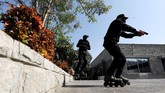 FOTO: Atasi Kriminal, Pakistan Bentuk Unit Polisi Sepatu Roda Pakistan membentuk unit polisi bersepatu roda di ibu kota Karachi untuk memberantas kejahatan dan pelecehan di area padat serta gang-gang sempit.