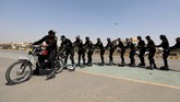 FOTO: Atasi Kriminal, Pakistan Bentuk Unit Polisi Sepatu Roda Pakistan membentuk unit polisi bersepatu roda di ibu kota Karachi untuk memberantas kejahatan dan pelecehan di area padat serta gang-gang sempit.