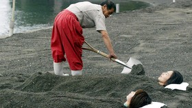 Antre Dikubur Pasir Pantai di Jepang Demi Kulit 'Glowing'