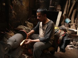 Perajin Golok & Kujang di Bandung Bisa Cuan Rp 35 Jutaan Sebulan