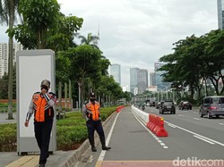 Petugas Dishub DKI Jaga Jalur Sepeda Permanen di Jalan Sudirman