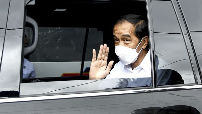 Pengamat politik menilai pernyataan Jokowi mengajak masyarakat membenci produk asing bertolak belakang dengan kebijakan impor.