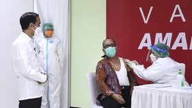Jokowi Pantau Langsung Vaksinasi Covid Ribuan Wartawan