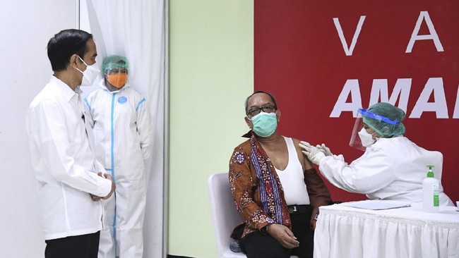 Presiden Joko Widodo memantau langsung proses vaksinasi ribuan wartawan di kawasan Senayan, Jakarta, Kamis (25/2).