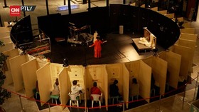 VIDEO: Menyaksikan Pertunjukan Teater Dengan Mengintip