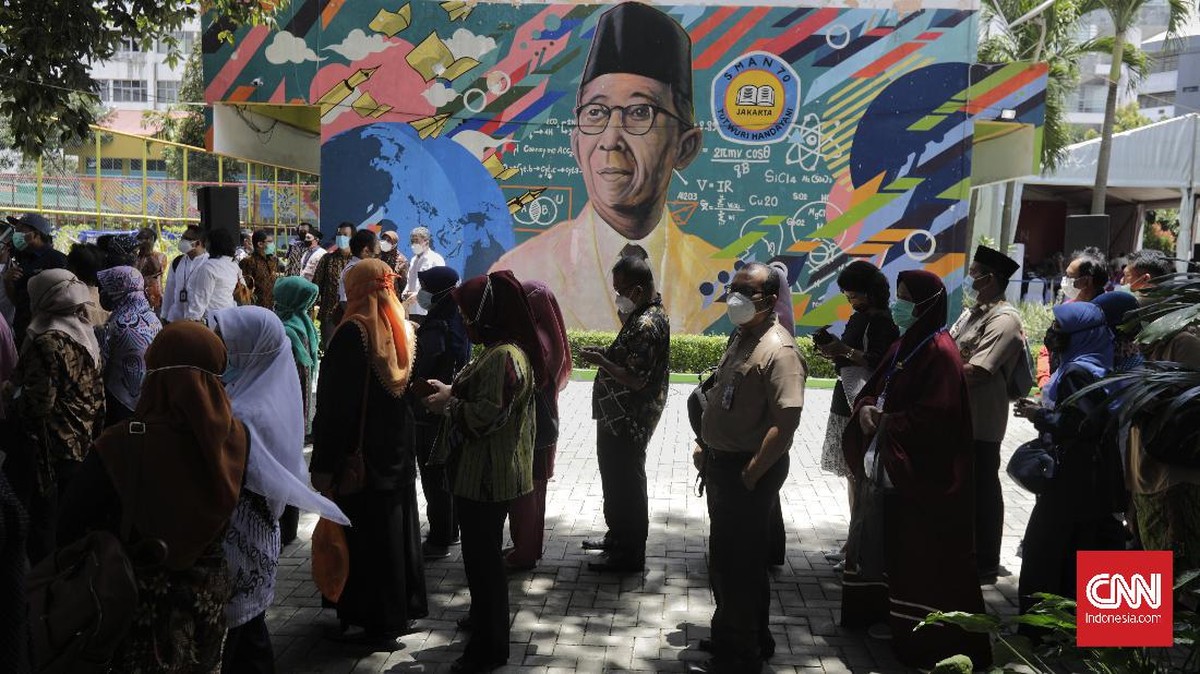 FOTO: Vaksinasi Covid Guru Demi Percepat Sekolah Tatap Muka