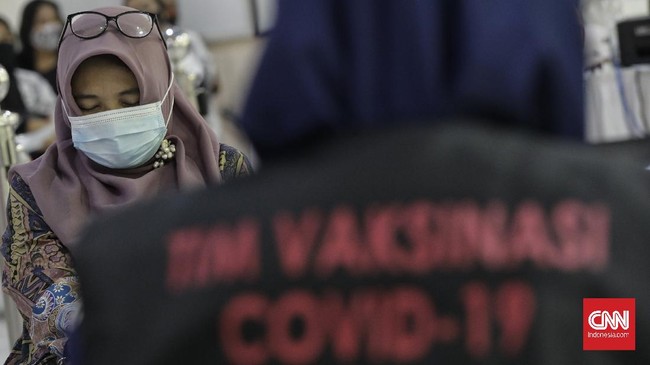 Seorang guru di Sukabumi, Susan, disebut mengeluarkan banyak darah, pusing, mual, sesak, hingga lumpuh usai disuntik vaksin Covid-19 kedua.