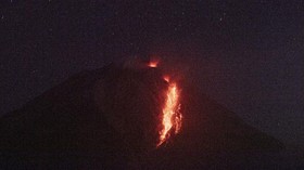 FOTO: Gunung Sinabung Semburkan Awan Panas