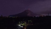 FOTO: Gunung Sinabung Semburkan Awan Panas Gunung Sinabung mengeluarkan guguran awan panas dengan jarak luncur sejauh 2.000 meter, pada Kamis (25/2).