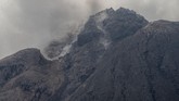 FOTO: Gunung Sinabung Semburkan Awan Panas Gunung Sinabung mengeluarkan guguran awan panas dengan jarak luncur sejauh 2.000 meter, pada Kamis (25/2).