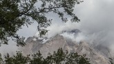 FOTO: Gunung Sinabung Semburkan Awan Panas Gunung Sinabung mengeluarkan guguran awan panas dengan jarak luncur sejauh 2.000 meter, pada Kamis (25/2).