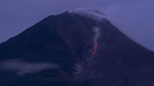 FOTO: Gunung Sinabung Semburkan Awan Panas
