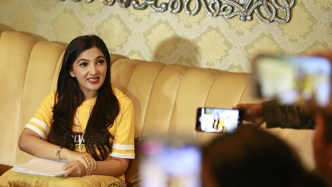 Melalui akun Instagramnya, Ashanty bercerita ada sekitar 14 barang mewah senilai ratusan juta raib dibawa kabur sang pencuri.