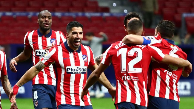 Atletico Madrid berhasil mempertahankan posisi puncak klasemen La Liga namun terlihat kehabisan napas dikejar Madrid dan Barcelona.