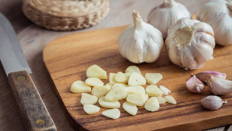 Garlic on wooden cutting board