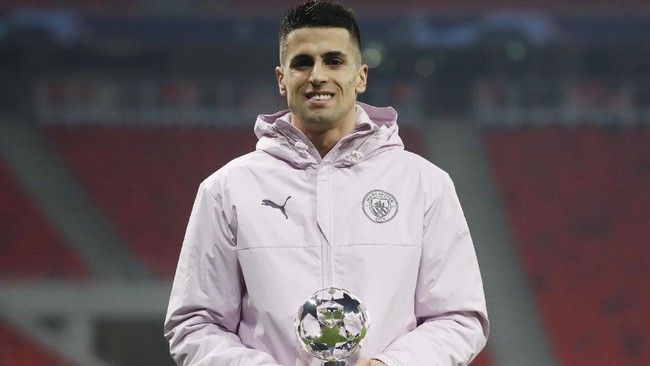 Bintang Manchester City Joao Cancelo mengalami babak belur setelah membela keluarganya dari serangan empat orang tidak dikenal.