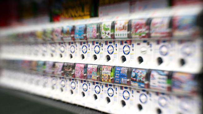 Toko Mainan Kapsul Terbesar di Dunia Dibuka di Jepang Tak perlu bingung memilih mainan kapsul apa yang ingin dibawa pulang, karena ada 3.000 mesin di sini.