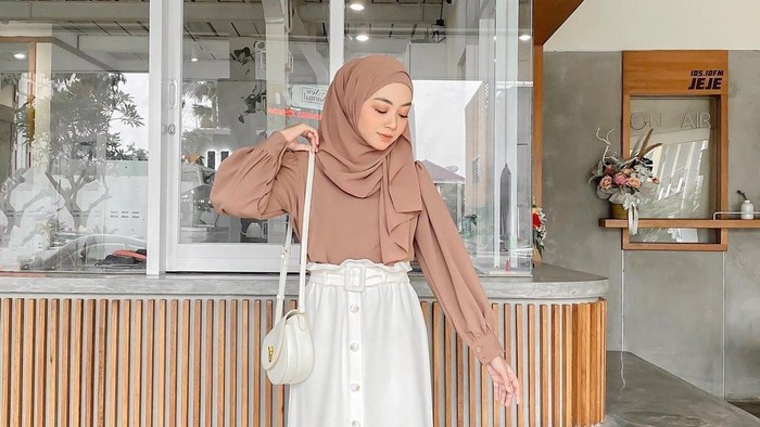 Cocok untuk Daily Looks, Ini 5 Outfit Earth Tone ala Meira yang Simpel dan Kece