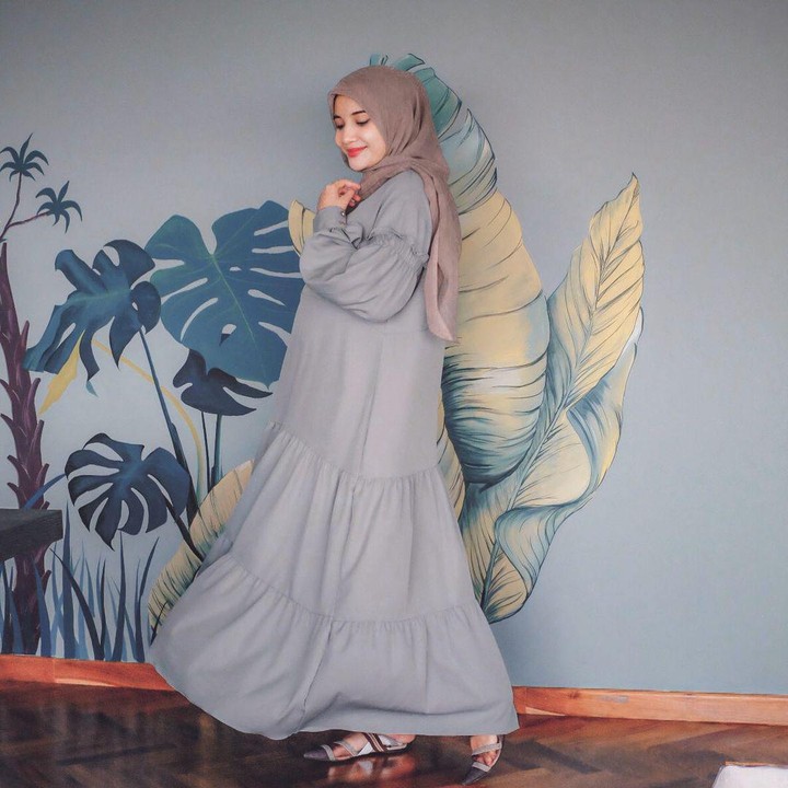 <p>Zaskia juga terlihat enjoy mengenakan dress panjang berwarna abu-abu yang membuatnya makin cantik. Ia juga melengkapi gayanya dengan hijab warna nude yang kalem. (Foto: instagram: @zaskiasungkar15)</p>