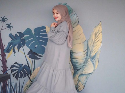 7 Gaya Zaskia Sungkar dengan Dress Hamil, Feminin & Anggun